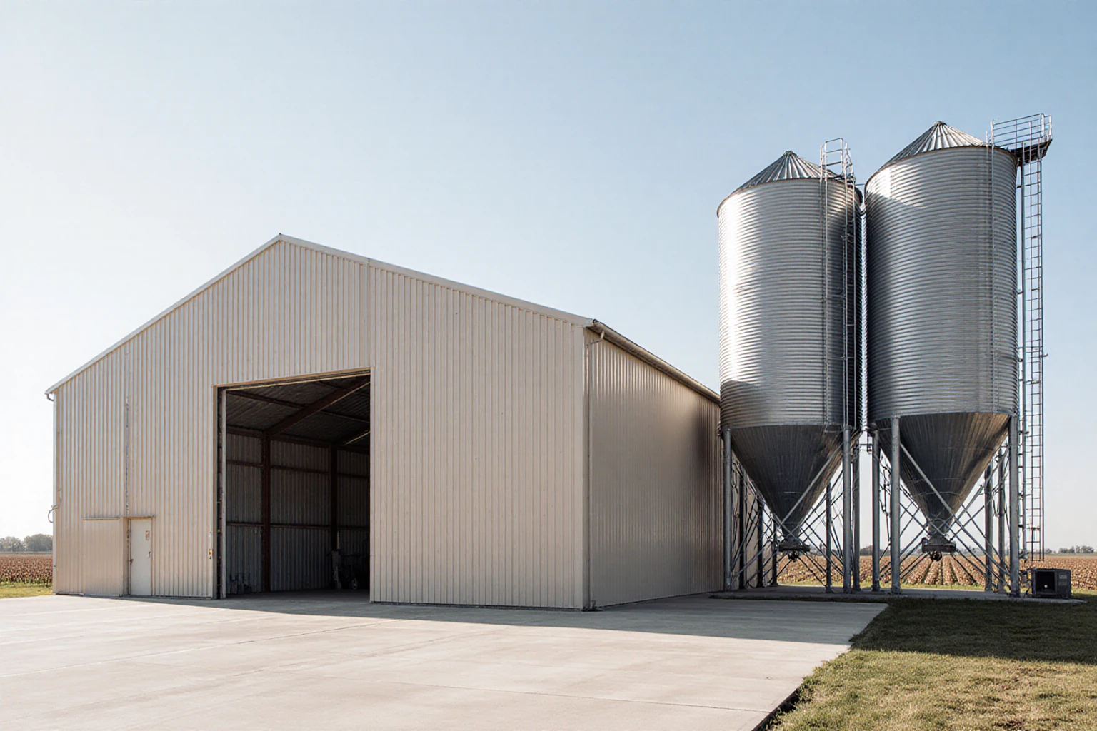 Agricultural storage building with grain silos